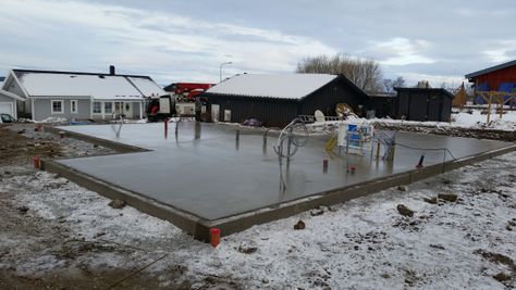 Gjuten betonplatta med rör och kablar som sticker upp